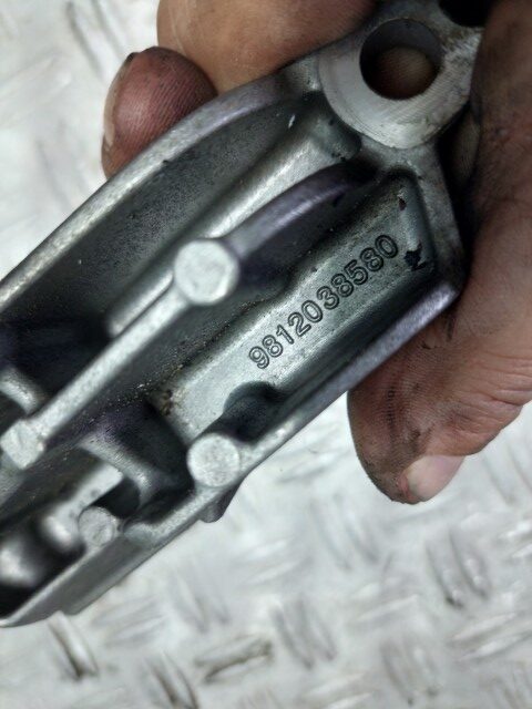 Suport superior alternator Peugeot 208 1.0 VTI 68 CP motorizare ZMZ ZM01 cod 9812038580