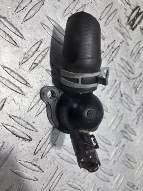 Flansa lichid racire Wolkswagen Passat B8 2.0 TDI motorizare CRLB cod 04L121131AA Flansa lichid racire Wolkswagen Passat B8 2.0 TDI motorizare CRLB cod 04L121131AA